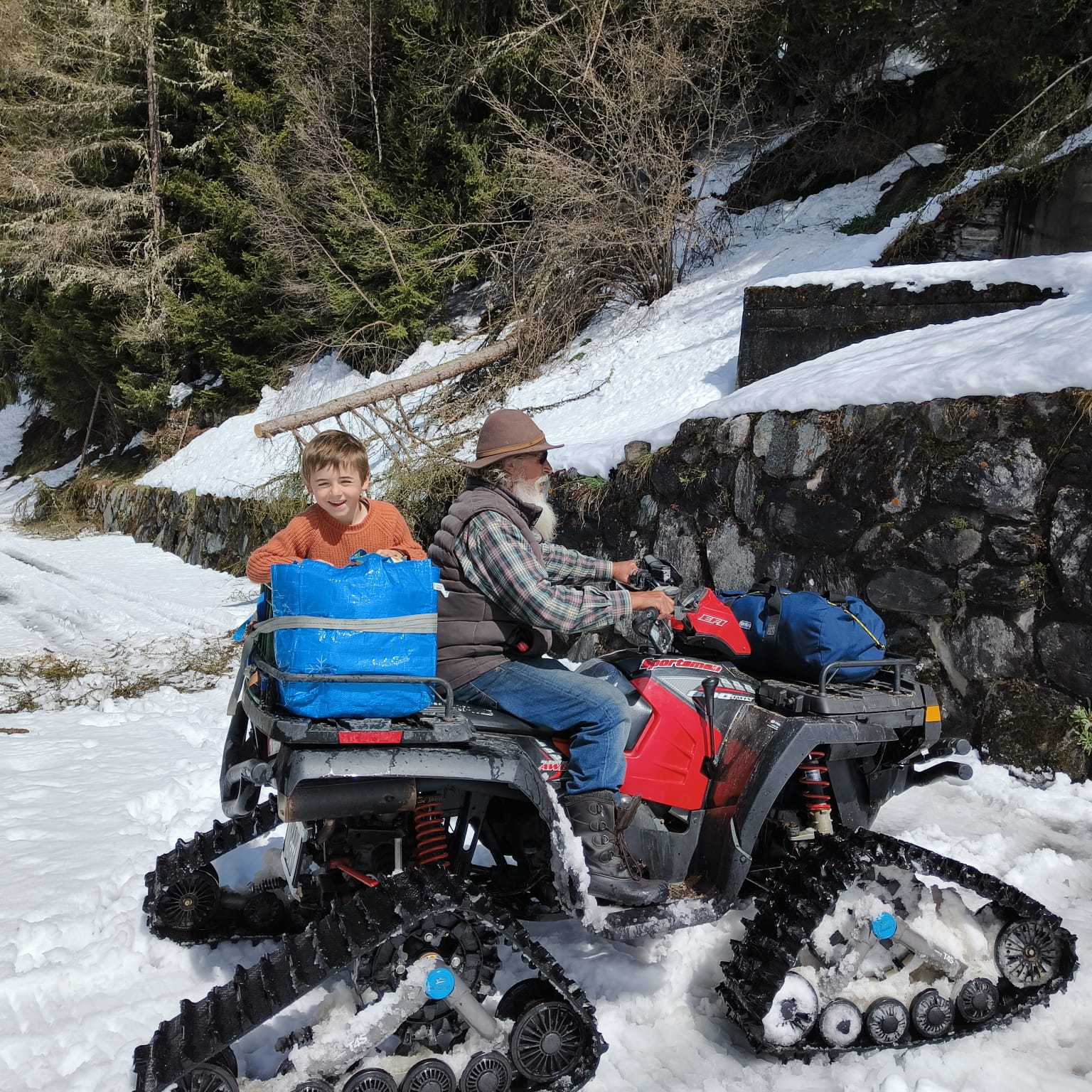 Quad-chenillé transportant les bagages des hôtes vers le mayen Le Gypaète en hiver, Val de Bagnes
